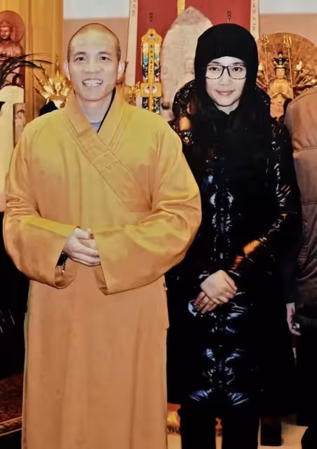 上任才1天，印樂法師和美女大量合影被扒，但與釋永信有天壤之別