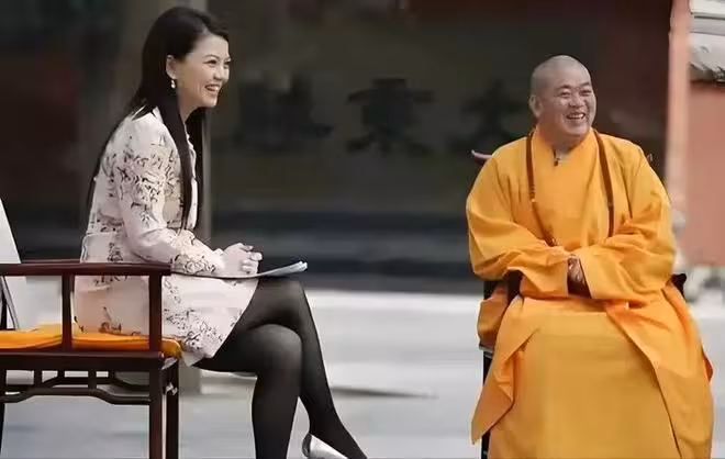 釋永信的開光密室有多忙？面紅耳赤親吻李湘手背，女明星半夜摟了