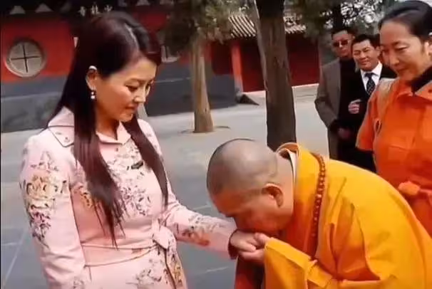 釋永信的開光密室有多忙？面紅耳赤親吻李湘手背，女明星半夜摟了