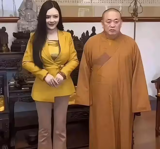釋永信的開光密室有多忙？面紅耳赤親吻李湘手背，女明星半夜摟了