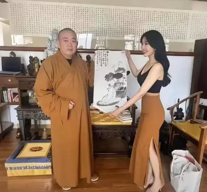 釋永信的開光密室有多忙？面紅耳赤親吻李湘手背，女明星半夜摟了