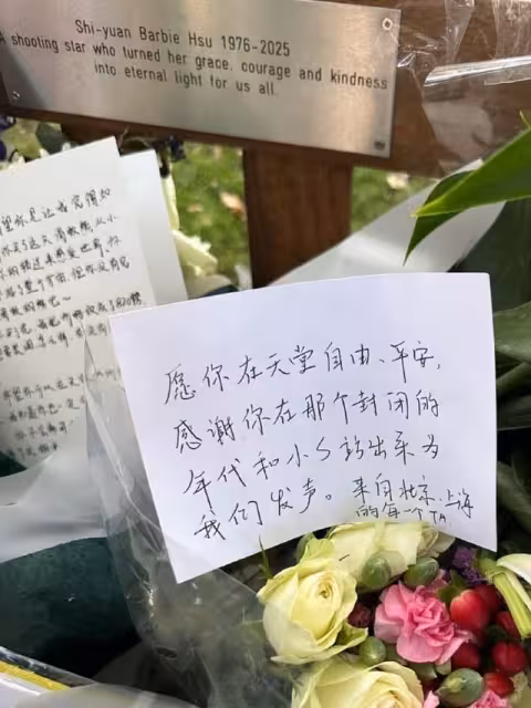大S「倫敦6萬紀念長椅」被花包圍!粉絲手寫信:願你在天堂自由平安