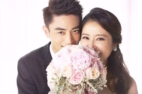 林心如、霍建華慶結婚9周年! 「紅酒杯藏幸福人影」閃翻了