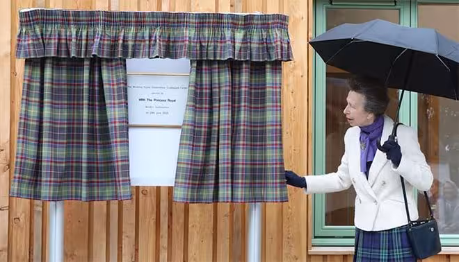 公主時尚逆襲！安妮公主迷你裙驚艷全場，傳統與現代碰撞！