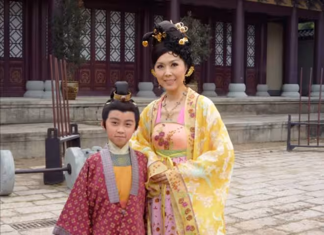 TVB兩大童星17年後再同框！「小劉三好」長成文青美女！公開呼籲「小金玲」現身！