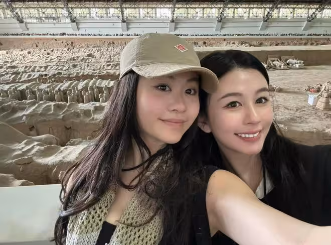 23歲香港最美星二代與外國男士視頻流出！相談甚歡大曬身材！神似女神媽媽