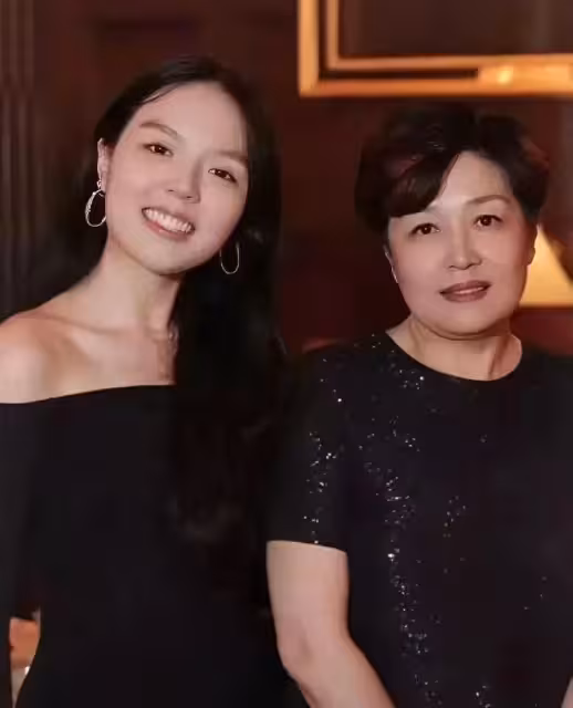 李詠23歲女兒戀情曝光！法圖麥曬甜蜜合影，男友長相帥氣門當戶對