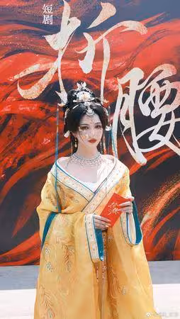 短劇《折腰》開拍！岳雨婷古裝「深V大露香肩」…網急：領口開小點