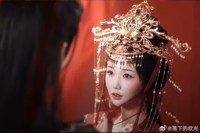 短劇《折腰》開拍！岳雨婷古裝「深V大露香肩」…網急：領口開小點