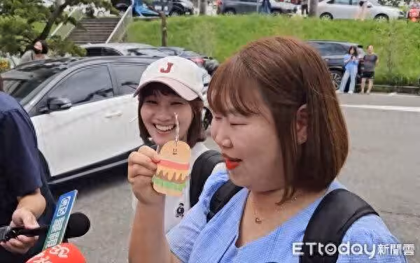 許光漢退伍韓籍粉絲「跨海探夫」!激動落淚:開心!幸福!