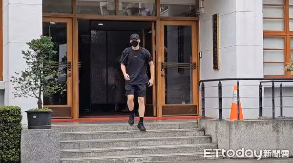 許光漢退伍韓籍粉絲「跨海探夫」!激動落淚:開心!幸福!