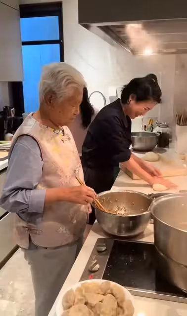 岳雲鵬母親,與兒媳同住500平別墅很愜意,滿頭白髮仍精神矍鑠