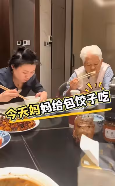 岳雲鵬母親,與兒媳同住500平別墅很愜意,滿頭白髮仍精神矍鑠