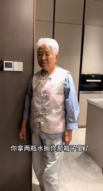岳雲鵬母親,與兒媳同住500平別墅很愜意,滿頭白髮仍精神矍鑠