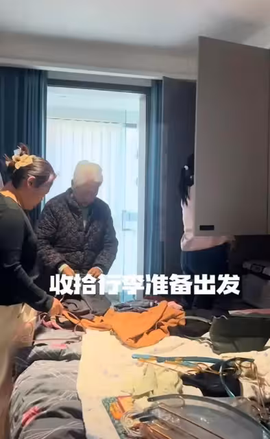岳雲鵬母親,與兒媳同住500平別墅很愜意,滿頭白髮仍精神矍鑠
