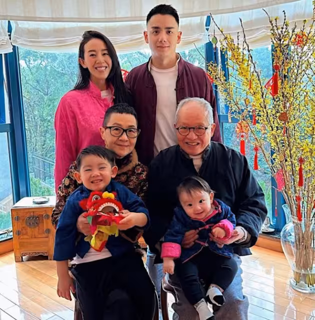 TVB前花旦為知名監製爸爸慶77歲生日！媽媽罕見露面！離巢後父親執導拍劇不斷！