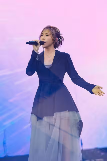 五月天冠佑18歲絕美愛女首登鳥巢開唱！　一出場傻眼：誰搞的鬼