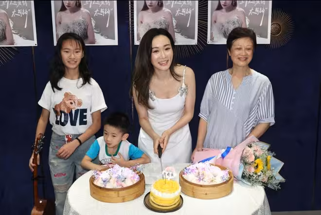 TVB前女星弔帶裙慶47歲生日!子女和媽媽三代同堂!神秘老公仍不見影!