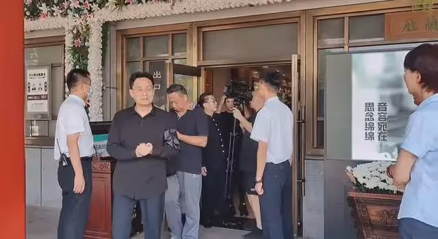 朱龍廣追悼會!遺體蓋黨旗,王伯昭六小齡童送別,噁心一幕再上演
