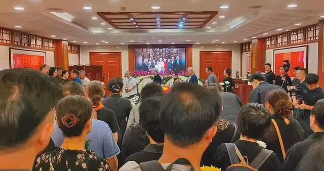 朱龍廣追悼會!遺體蓋黨旗,王伯昭六小齡童送別,噁心一幕再上演