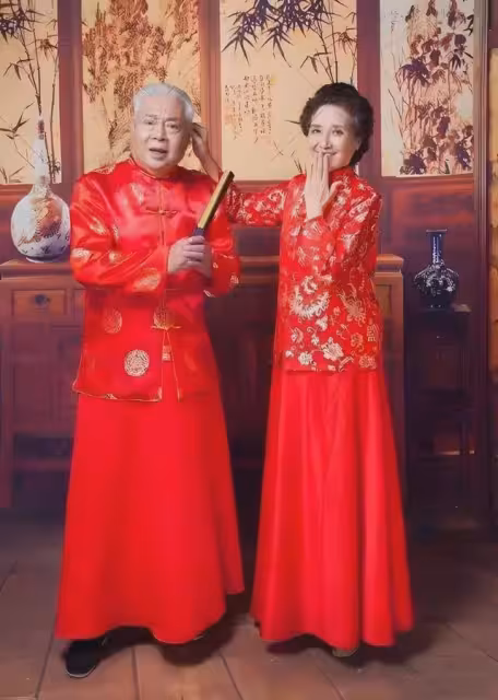 朱龍廣追悼會!遺體蓋黨旗,王伯昭六小齡童送別,噁心一幕再上演