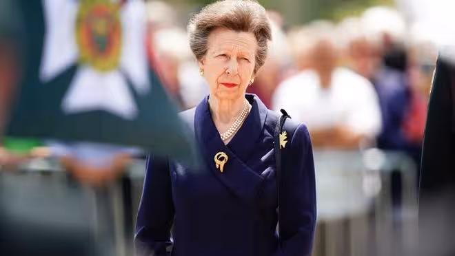安妮公主75歲仍活躍,查爾斯送硬幣背後有何深意?