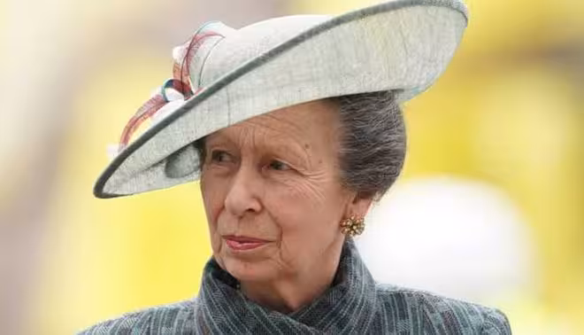 安妮公主在都柏林亮相，75歲鐵娘子雨中展現風采！