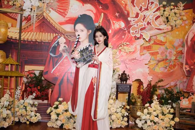 張萌探班《百花殺》劇組,透露孟子義瘦到了90斤以下,看著都心疼