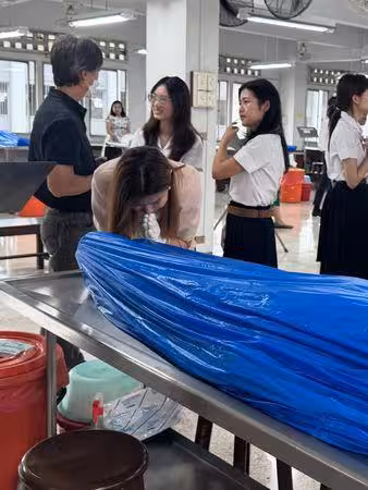 奶奶辭世當大體老師!學霸女星「最後一次擁抱告別」:為您感到驕傲