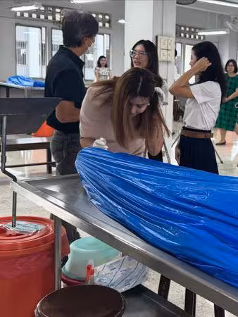 奶奶辭世當大體老師!學霸女星「最後一次擁抱告別」:為您感到驕傲