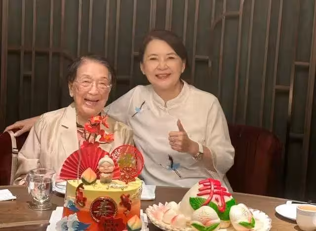 胡慧中為婆婆慶101歲壽辰！一家同框好違和，女兒穿裙子近200磅