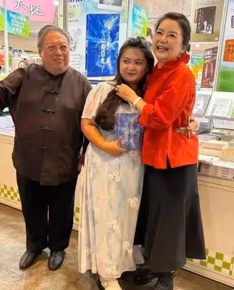胡慧中為婆婆慶101歲壽辰！一家同框好違和，女兒穿裙子近200磅