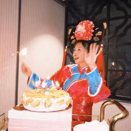 鬼鬼生日辦「還珠格格派對」! 演藝圈好友全扮成格格阿哥狂歡