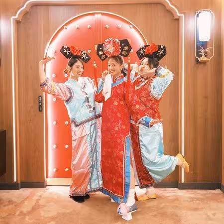 鬼鬼生日辦「還珠格格派對」! 演藝圈好友全扮成格格阿哥狂歡