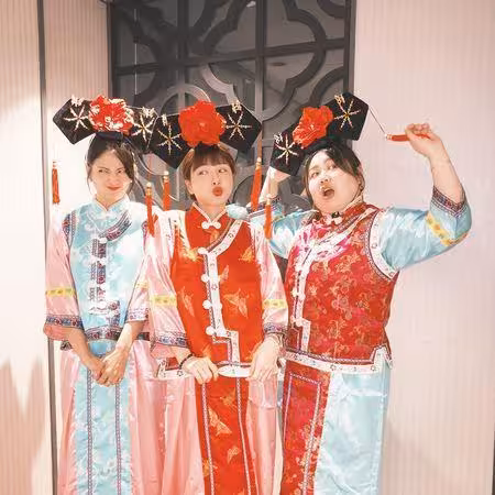 鬼鬼生日辦「還珠格格派對」! 演藝圈好友全扮成格格阿哥狂歡