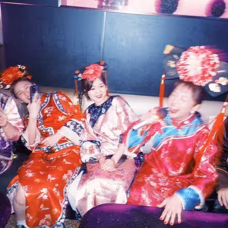 鬼鬼生日辦「還珠格格派對」! 演藝圈好友全扮成格格阿哥狂歡