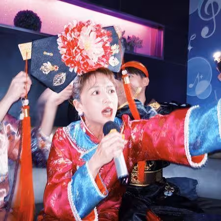 鬼鬼生日辦「還珠格格派對」! 演藝圈好友全扮成格格阿哥狂歡