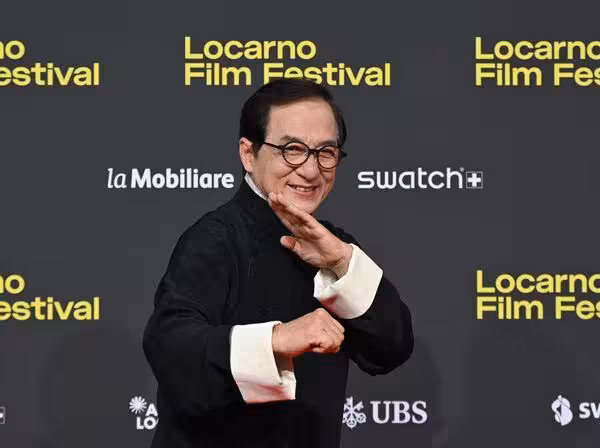 成龍71歲領終身成就獎!霸氣宣告:我還能打 穿唐裝現身盧卡諾影展嗆好萊塢