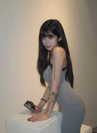 黑男街頭巧遇「袁惟仁20歲正妹女兒」!刺青海綿寶寶、撞臉李珠珢