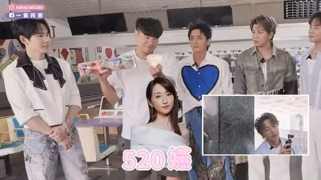 坤達鏡頭前放閃柯佳嬿！　甜比手指愛心示愛：520嬿