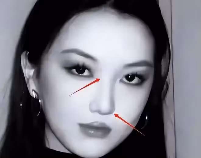 李嫣兔唇好了氣質冷艷像高貴皇后，抽電子菸姿勢老練有王菲風範