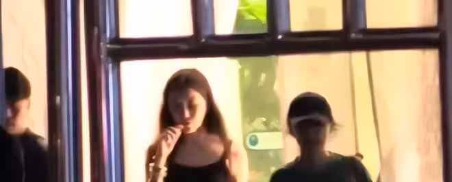 李嫣兔唇好了氣質冷艷像高貴皇后，抽電子菸姿勢老練有王菲風範