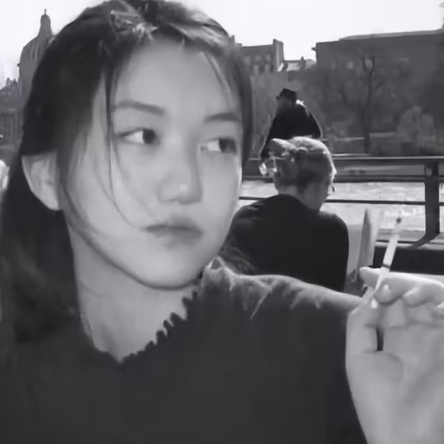 李嫣兔唇好了氣質冷艷像高貴皇后，抽電子菸姿勢老練有王菲風範