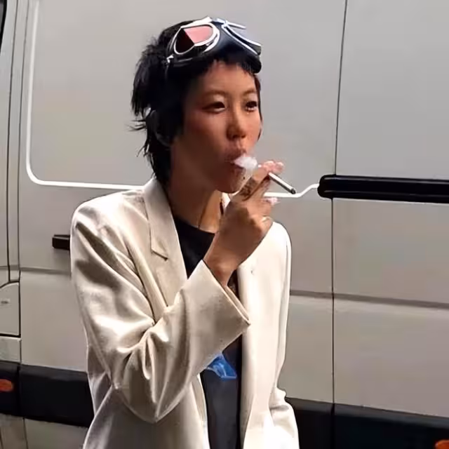 李嫣兔唇好了氣質冷艷像高貴皇后，抽電子菸姿勢老練有王菲風範