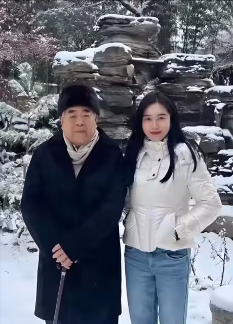 87歲范曾喜當爹？徐萌法國露面胖一大圈，和范曉惠爆料對上了