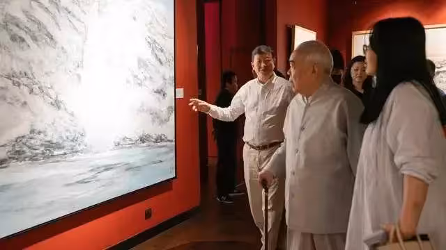 87歲范曾喜當爹？徐萌法國露面胖一大圈，和范曉惠爆料對上了