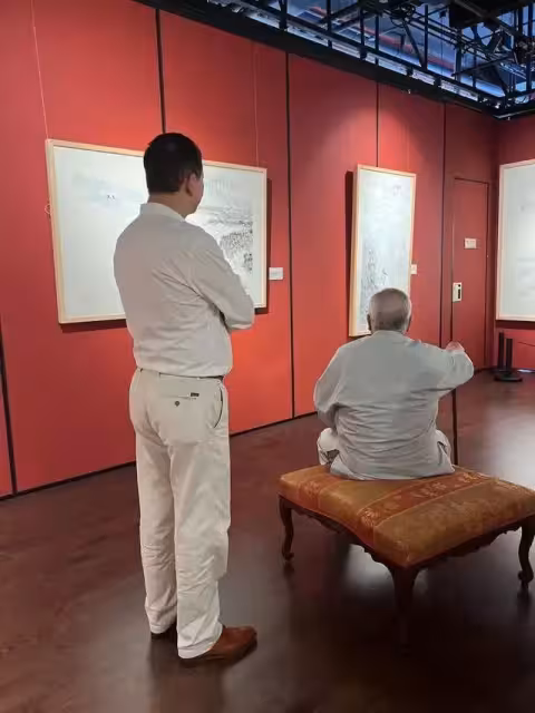 87歲范曾喜當爹？徐萌法國露面胖一大圈，和范曉惠爆料對上了