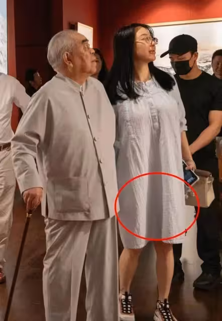 87歲范曾喜當爹？徐萌法國露面胖一大圈，和范曉惠爆料對上了