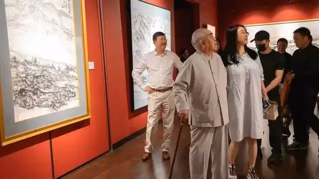 87歲范曾喜當爹？徐萌法國露面胖一大圈，和范曉惠爆料對上了