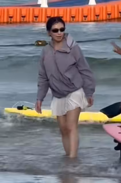 47歲劉濤穿迷你短裙扎公主頭打籃球，端莊優雅，狀態身材真不錯